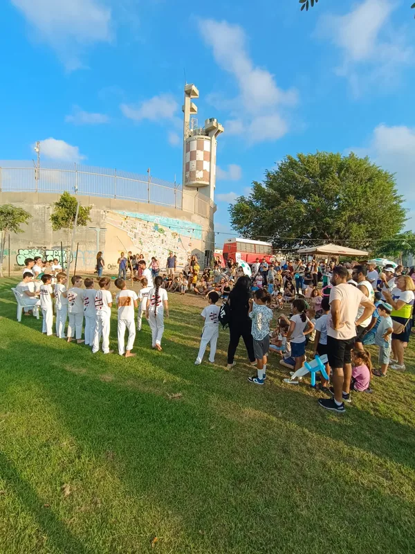 הופעת קפוארה של תלמידי ג'ינגה אסקולה בפארק מול קהל ילדים